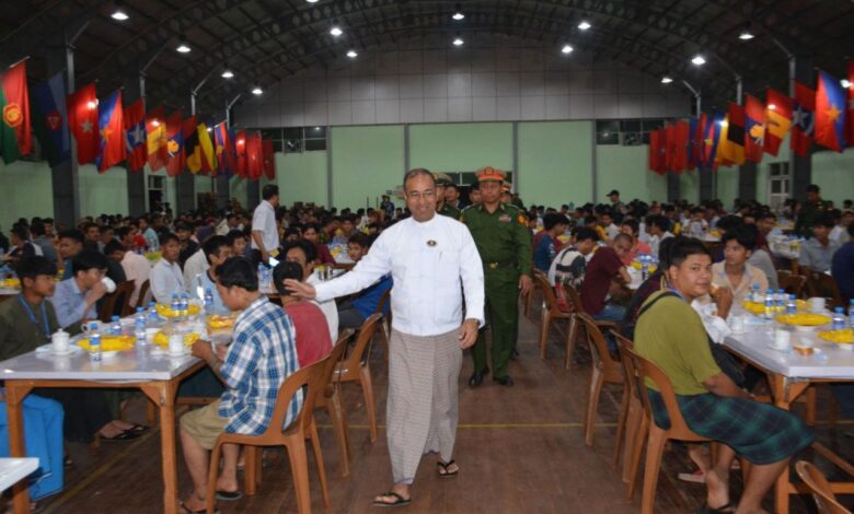 ရှမ်းပြည်နယ်တောင်ပိုင်း၊ ပအိုဝ်းကိုယ်ပိုင်အုပ်ချုပ်ခွင့်ရဒေသ၊ ဟိုပုံးမြို့ရှိ တပ်မတော်ကွန်ပျူတာနှင့် နည်းပညာသိပ္ပံ သင်တန်းကျောင်း (တကန)သို့ စစ်မှုထမ်းရန် ဆင့်ခေါ်ခံရသူများ မတ်လ ၃၁ ရက်က ရောက်ရှိနေပုံ (ဓာတ်ပုံ − စစ်ကောင်စီ ဝါဒဖြန့် တယ်လီဂရန်)
